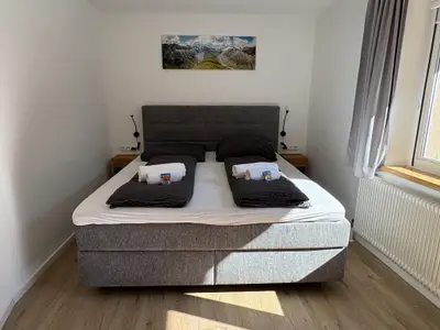 Schlafzimmer mit Boxspringbett