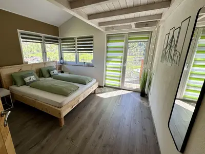 Zimmer mit Zirbenbetten Kleiderschrank und Außenrollos