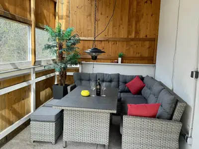 Gemütliche überdachte Sitzecke auf der Terasse