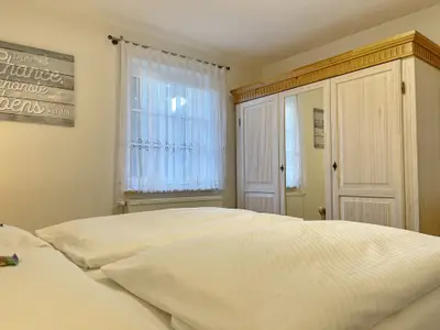 fewo1-schlafzimmer-schrank