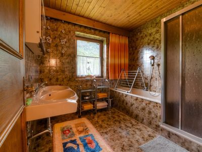 Badezimmer mit Doppelwaschbecken und Dusche