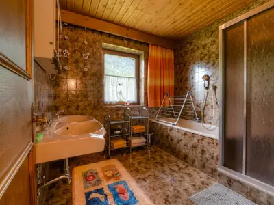 Badezimmer mit Doppelwaschbecken und Dusche