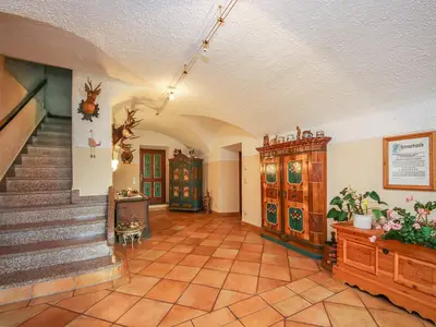 Hausflur mit Aufgang zu den Zimmern