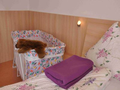 Schlafzimmer mit Kinderbett