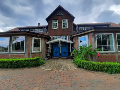 Eingang, die Gute Stube liegt unten rechts in unserem großen Ferienhaus