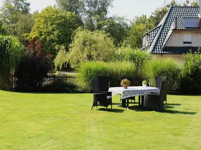 gedeckter Tisch im Garten