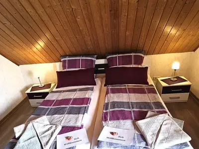 Doppelbett im lila Zimmer