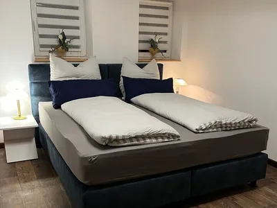 Schlafzimmer 1: mit Doppelbett Boxspringbett
