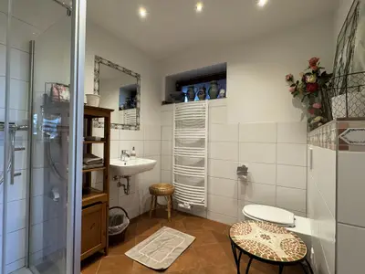 Bad mit Dusche und WC