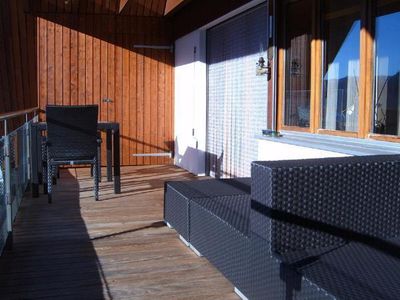 Balkon mit Rattan-Lounge