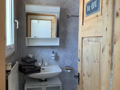 WC und Dusche, das Bad befindet sich ausserhalb vom Studio, wir aber nur vom Studiogast benutzt.