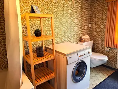 Badezimmer mit Waschmaschine Badezimmer mit Waschmaschine