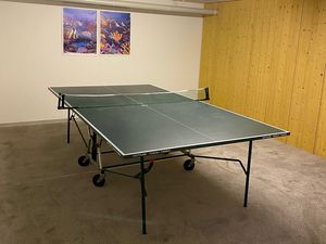 Tischtennisplatte im Keller