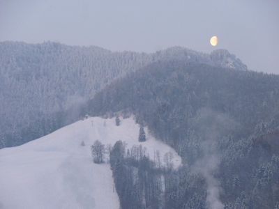 Balsberg im Winter bei Halbmond