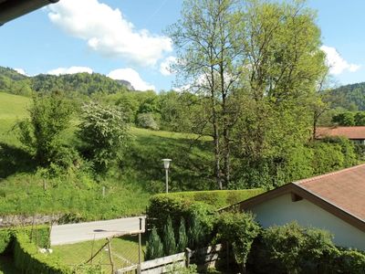 Ausblick vom Balkon mit Parkplatz