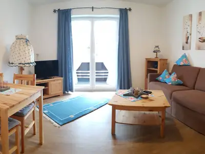 Wohnzimmer mit Balkonzugang