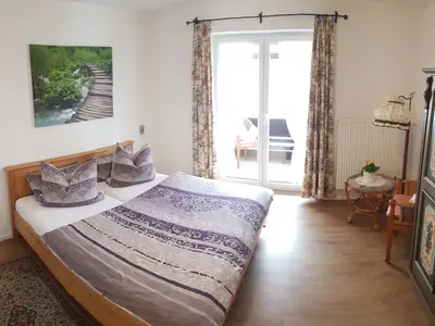 Schlafzimmer mit Balkonzugang