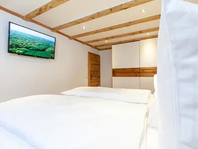 Schlafzimmer 1 mit TV