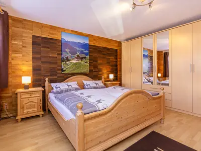 Schlafzimmer mit Doppelbett und Einzelbett