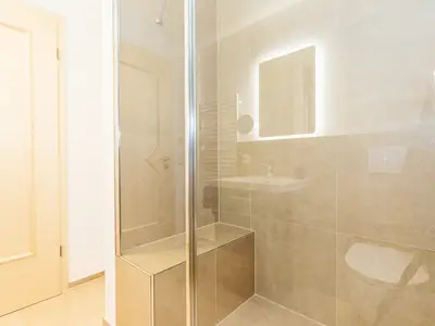 FeWo Maier - Badezimmer mit Duschkabine