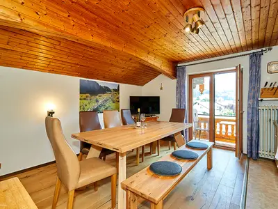 Küche mit großem Esstisch und TV