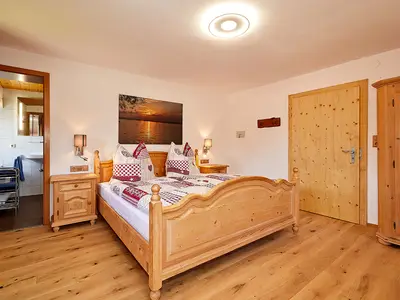 Schlafzimmer 1 mit Dusche und WC, TV