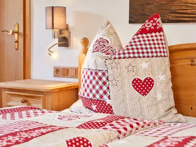 Schlafzimmer 1 mit Dusche und WC, TV