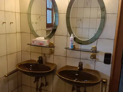 Doppelwaschbecken im Badezimmer