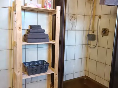 Dusche mit Ablage