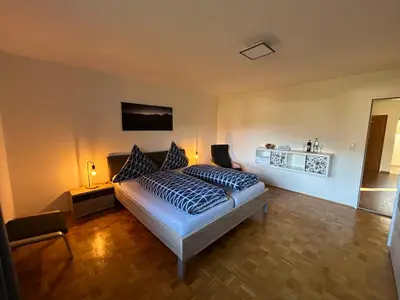Schlafzimmer I (mit Jalousien)