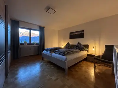 Schlafzimmer I (mit Jalousien)