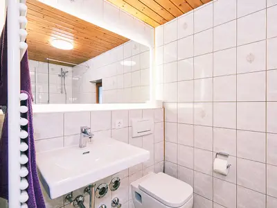 Bad mit Dusche, WC, Waschmaschine