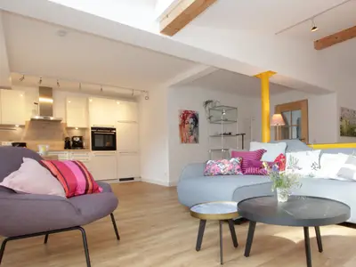 Wohnzimmer_Blick Einbauküche