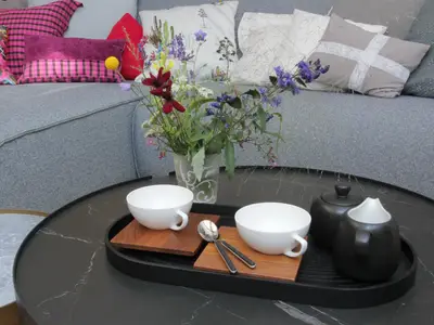 Elegantes Teeservice im Wohnzimmer