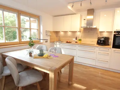 Geräumiger Essplatz mit Einbauküche