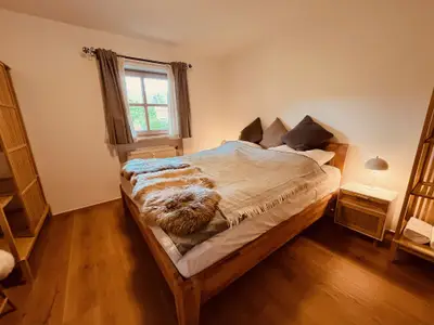 Das gemütliche Schlafzimmer verfügt über ein großes Doppelbett (1,80x2,00m)