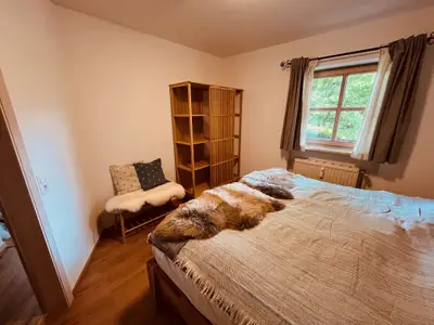 Das Schlafzimmer bietet genug Stauraum