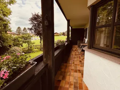 Der Balkon mit dem Blick nach hinten auf die Wiesen und zum Hochgern