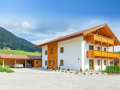 Hausansicht mit Carport