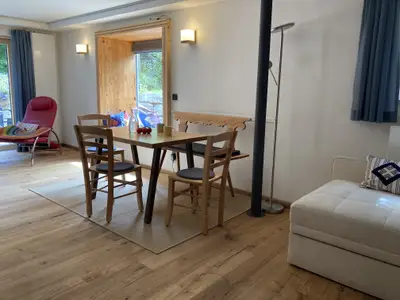 Eßtisch und Ruhesessel