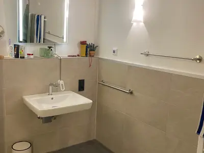 Waschbecken mit Haltegriff und Kippspiegel