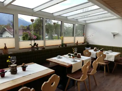 Frühstücksraum mit Wintergarten