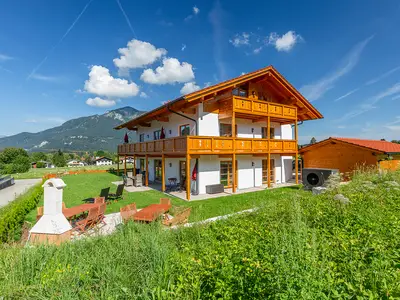 Hausansicht mit Grillplatz