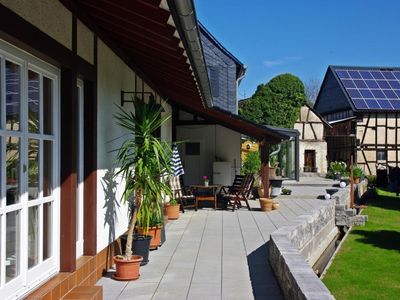 Links das Balkonfenster der Ferienwohnung 2
Im Hintergrund Sitzgelegenheit der Ferienwohnung 1