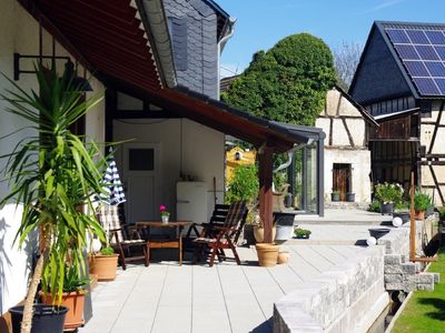 Überdachte Terrasse mit Übergang in den Garten