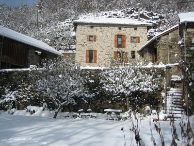 Jardin et gîte sous la neige