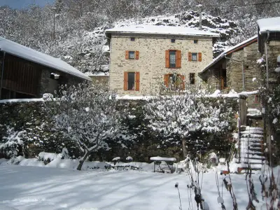 Jardin et gîte sous la neige