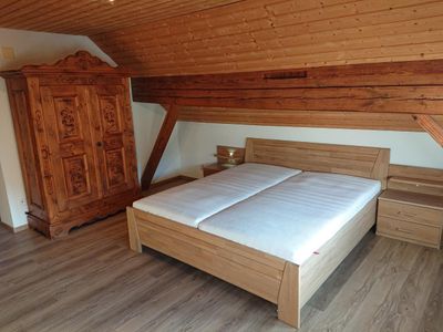 Die Schlafzimmer sind stilvoll möbliert -
und die Betten 90x200cm mit Gesundheits-Matratzen ausgerüstet . . .