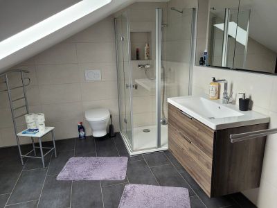 Modernes, neuwertiges Badezimmer