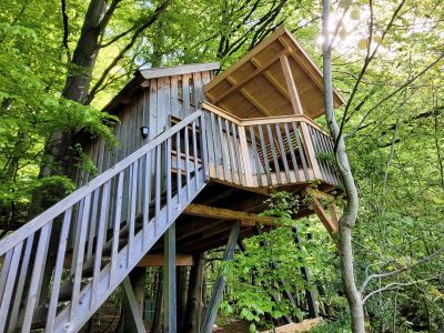 Baumhaus Sollingblick mit überdachten Balkon.